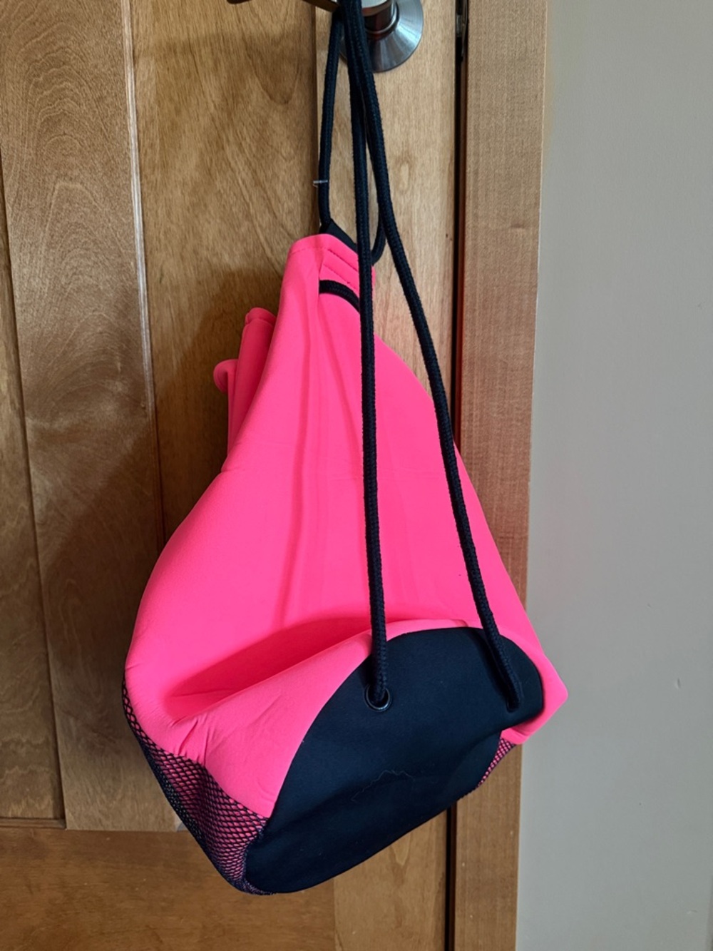 Victoria's Secret Neoprene Neon Pink Drawstring Beach Backpack Black Mesh - Picture 3 of 3